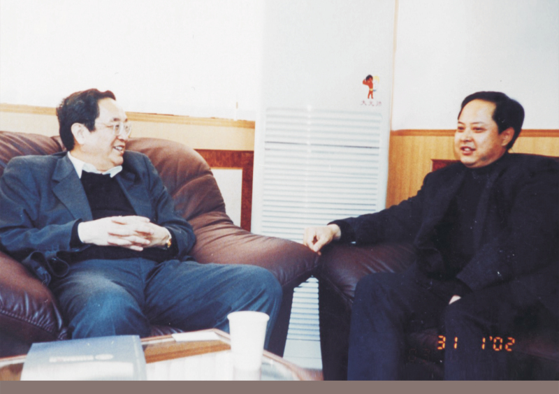 2002年1月31日，中央政治局委員、湖北省委書(shū)記俞正聲在省委辦公室親切接見(jiàn)舒心先生 