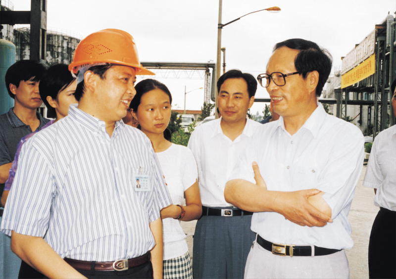 1998年8月1日，湖北省委書(shū)記賈志杰在舒心先生的陪同下，對(duì)我公司進(jìn)行了視察